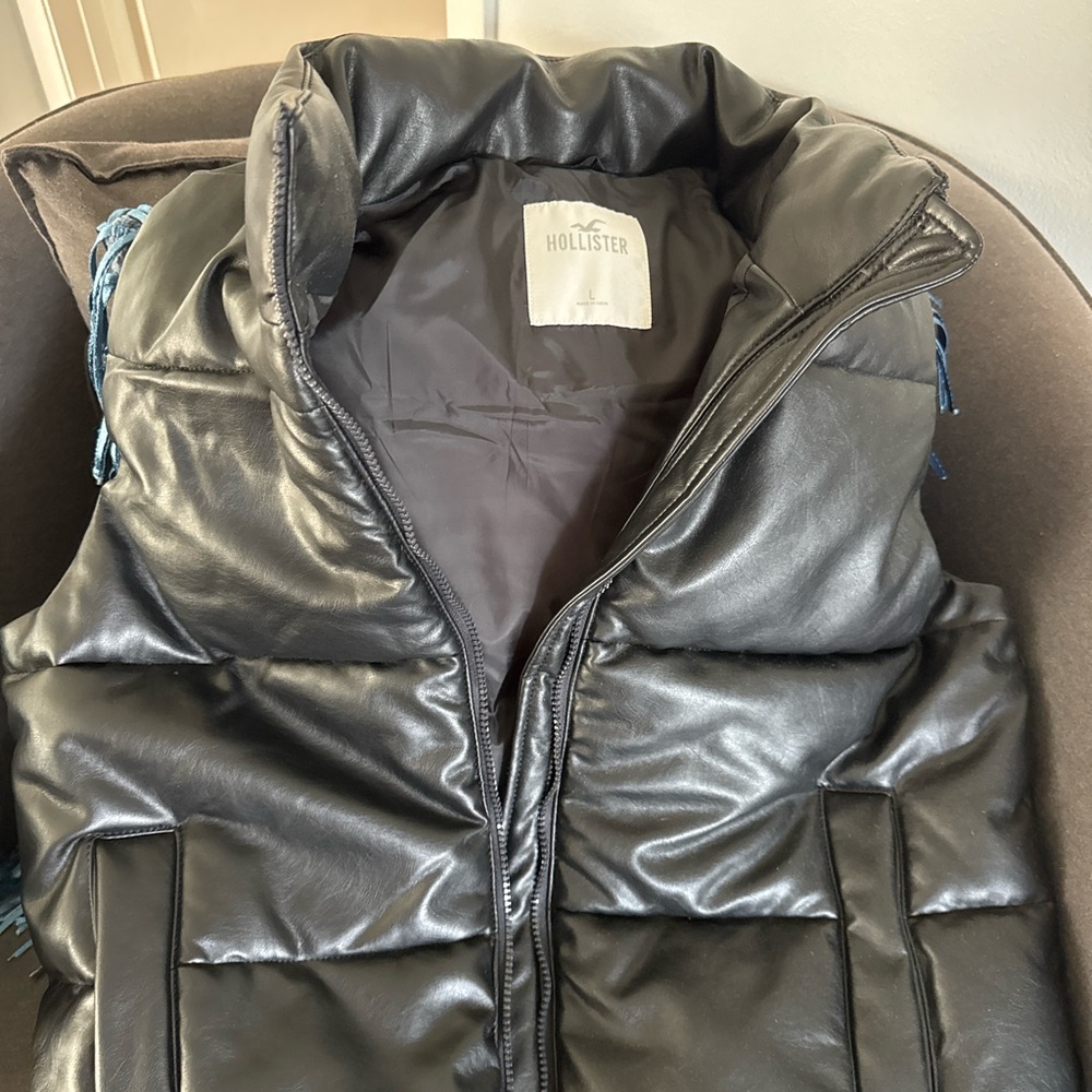 NWOT Hollister Black Faux Leather Puffer Vest – Size Large